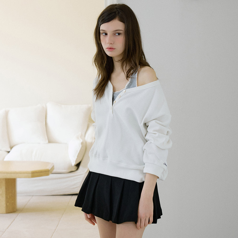 LETTER FROM MOON Letters V-neck waffle sweatshirt (ivory)