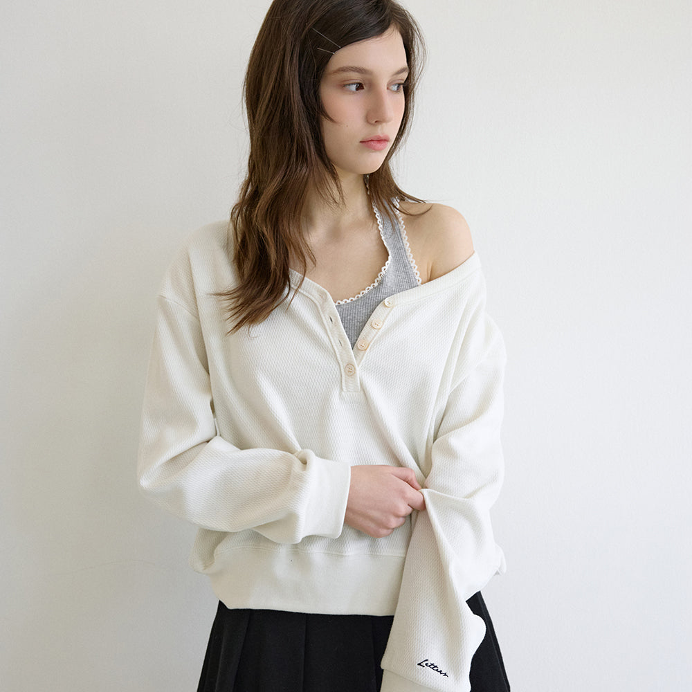 LETTER FROM MOON Letters V-neck waffle sweatshirt (ivory)