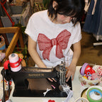 RONRON BIG RIBBON APPLIQUE BASIC FIT T SHIRT WHITE