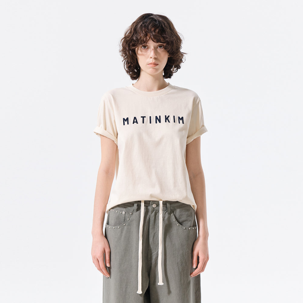 MATIN KIM APPLIQUE FELT LOGO TOP IN CREAM