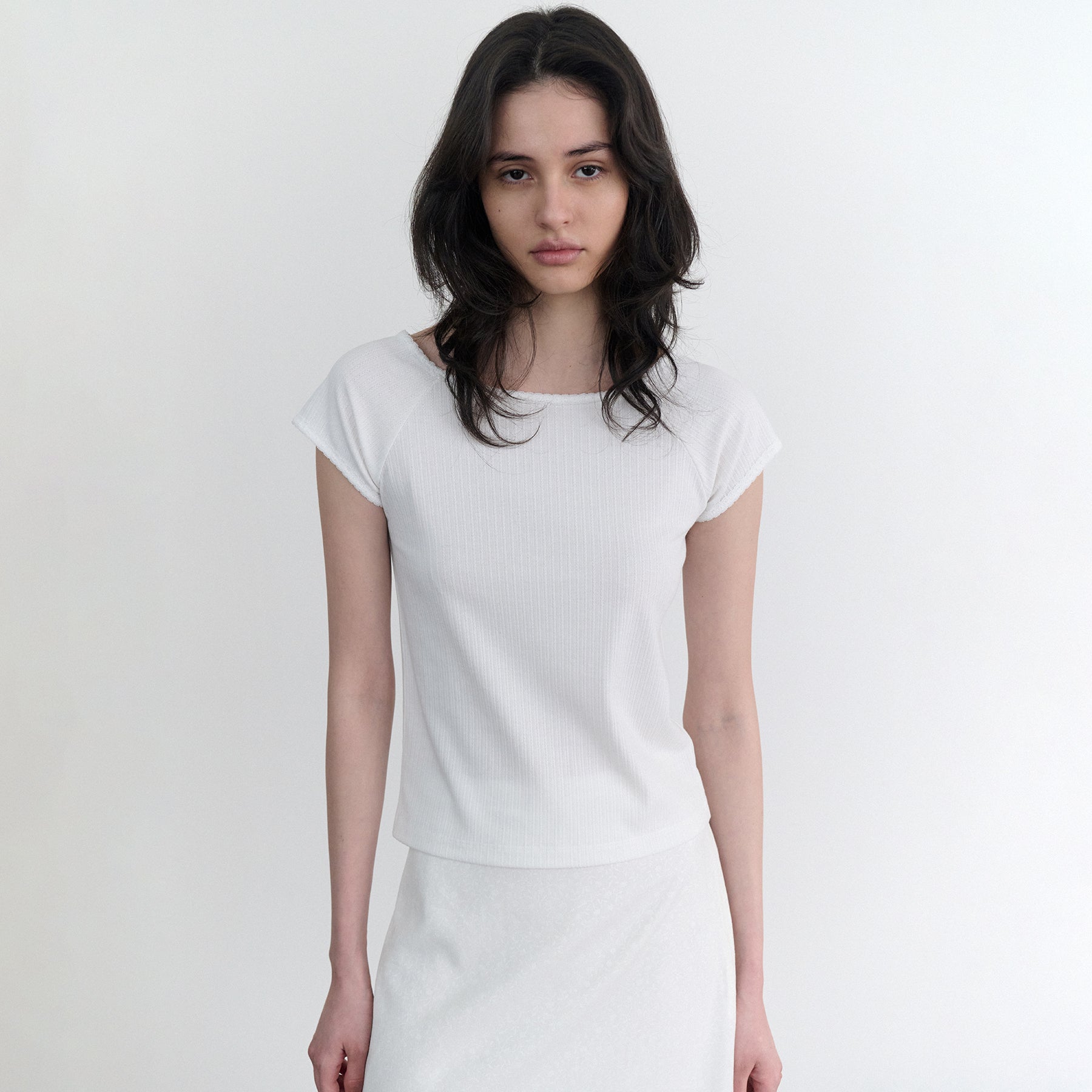 ANDNEEDS Pebble lace scoop tee (white)