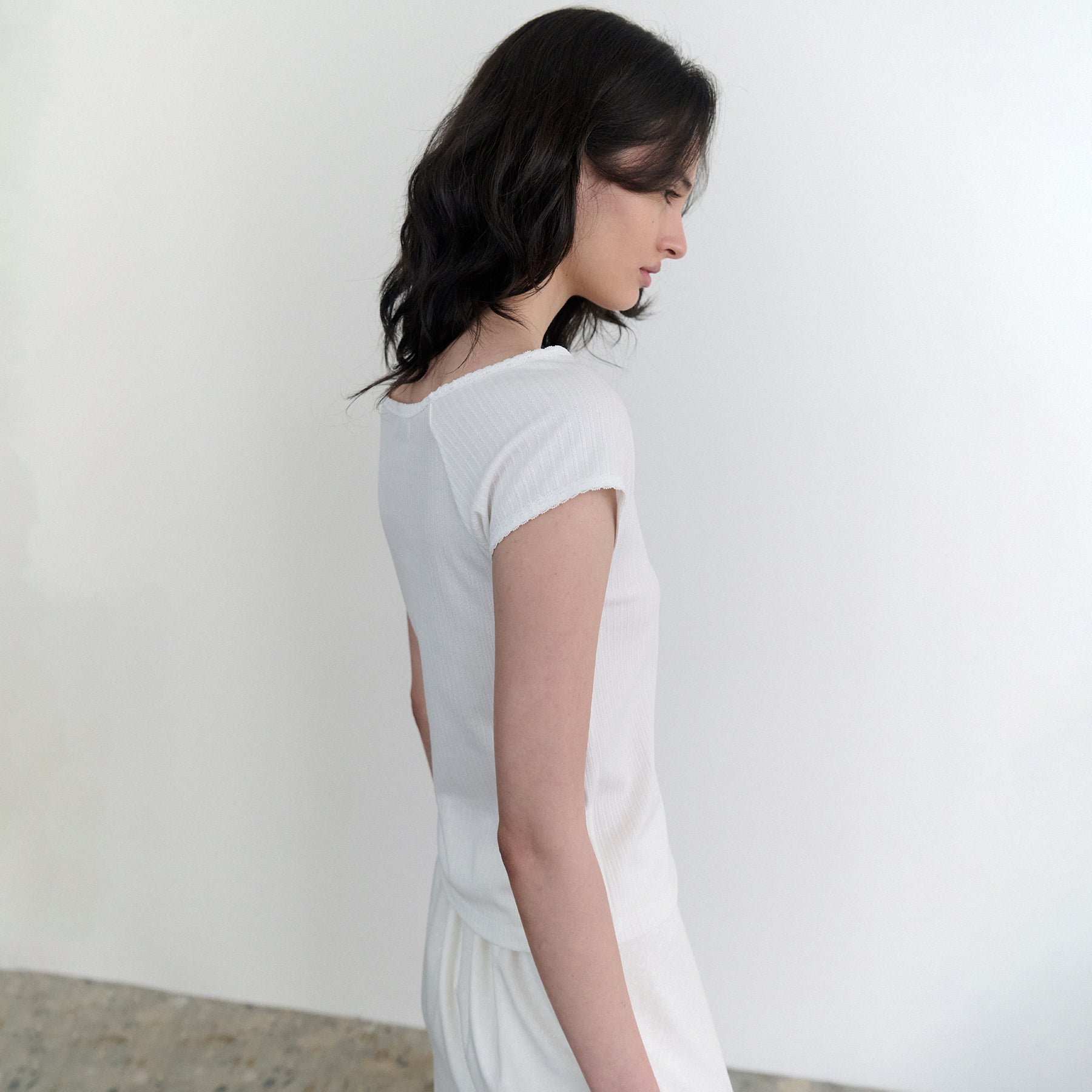 ANDNEEDS Pebble lace scoop tee (white)