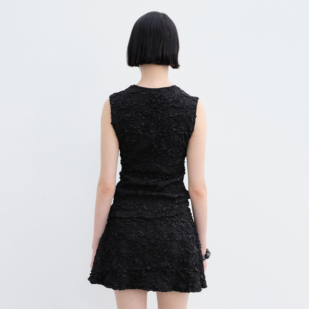 YUNSÉ Crinkle Sleeveless Top (Black)