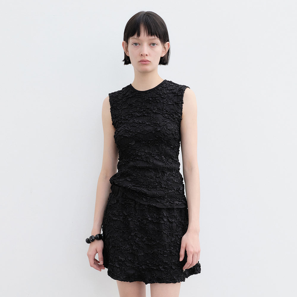 YUNSÉ Crinkle Sleeveless Top (Black)