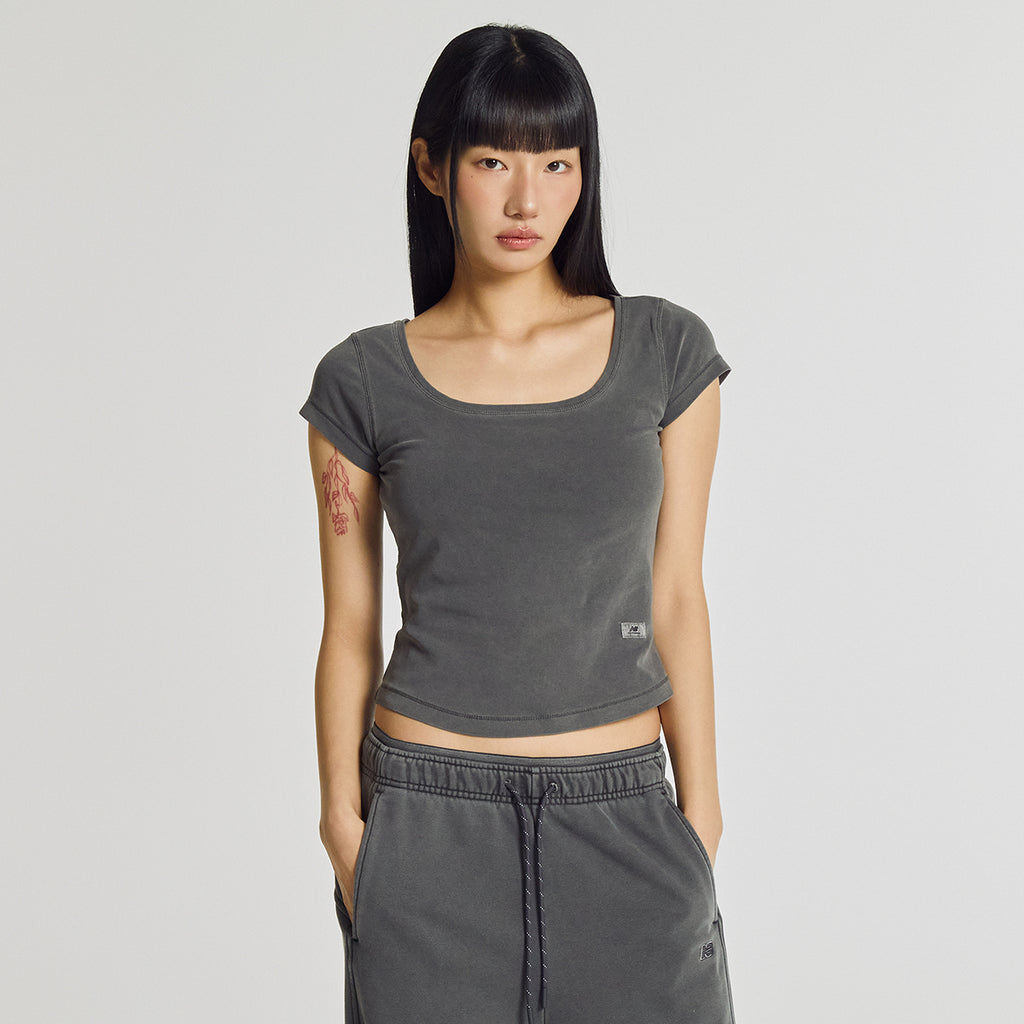 NEW BALANCE NBNEG2W472 / WOMEN Fitted Square Neck Cap Short Sleeve Tee (D/CHARCOAL)
