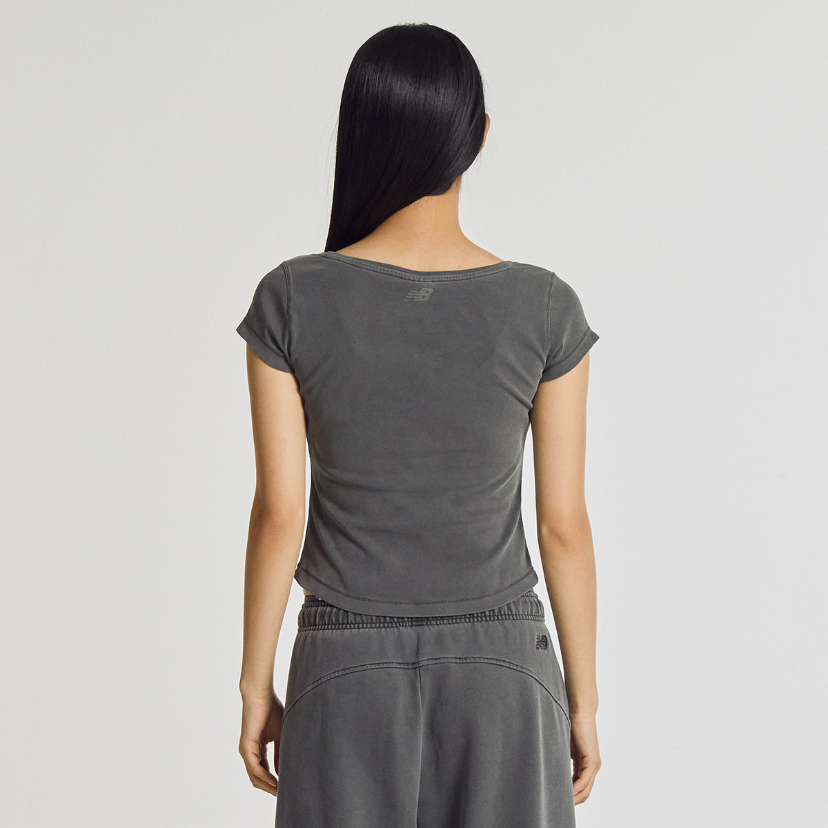 NEW BALANCE NBNEG2W472 / WOMEN Fitted Square Neck Cap Short Sleeve Tee (D/CHARCOAL)