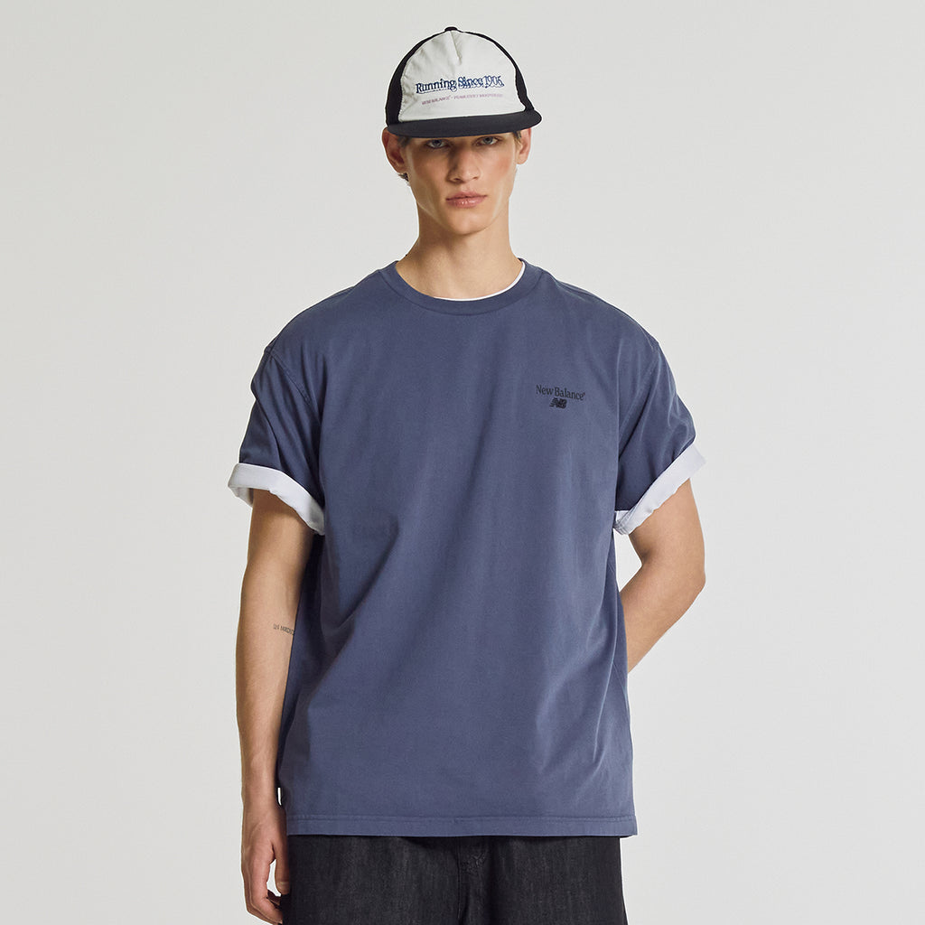 NEW BALANCE NBNEG21503 / UNI NB Friends Short Sleeve T-Shirt (D/BLUE)