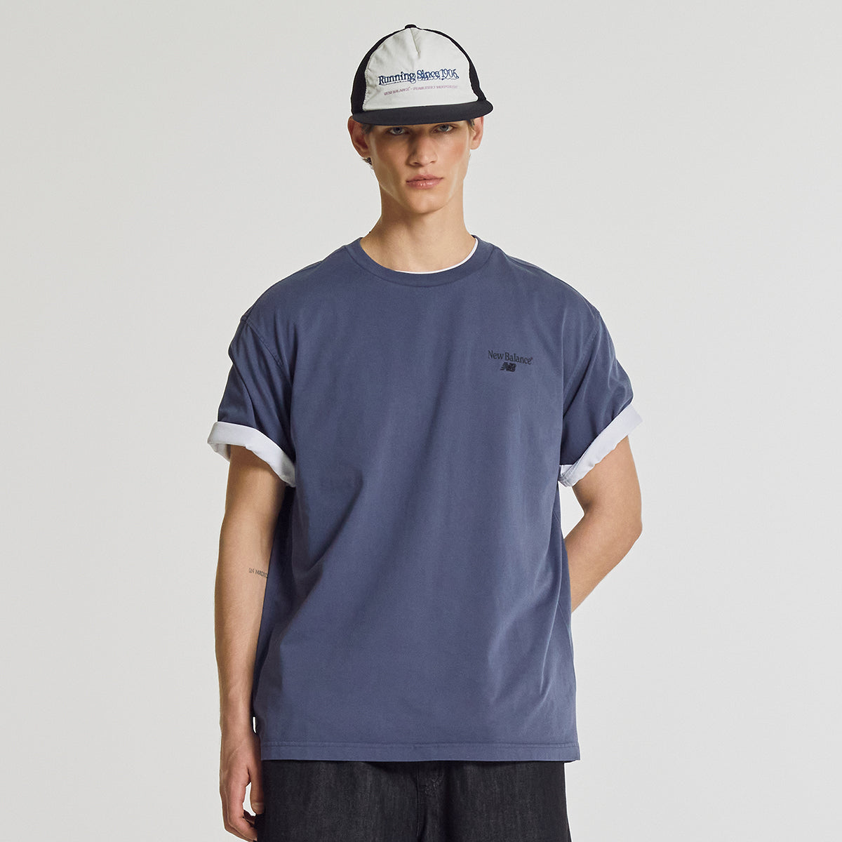 NEW BALANCE NBNEG21503 / UNI NB Friends Short Sleeve T-Shirt (D/BLUE)