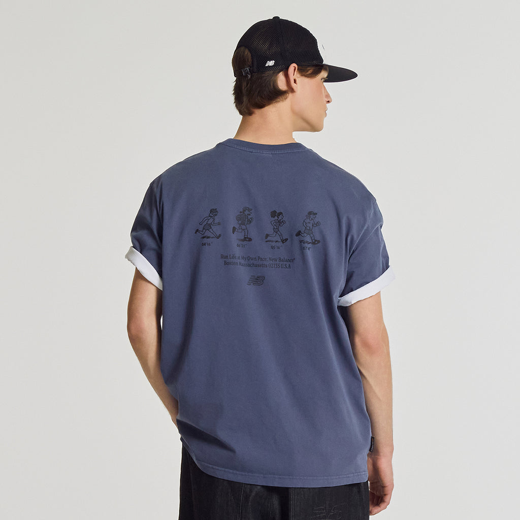 NEW BALANCE NBNEG21503 / UNI NB Friends Short Sleeve T-Shirt (D/BLUE)
