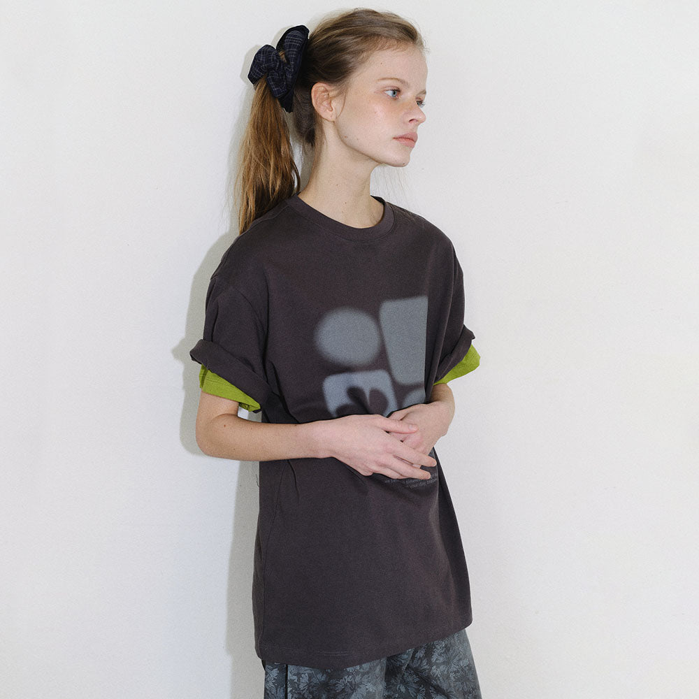ENOR [CORE] SMUDGE GRAPHIC T-SHIRT - DARK GREY
