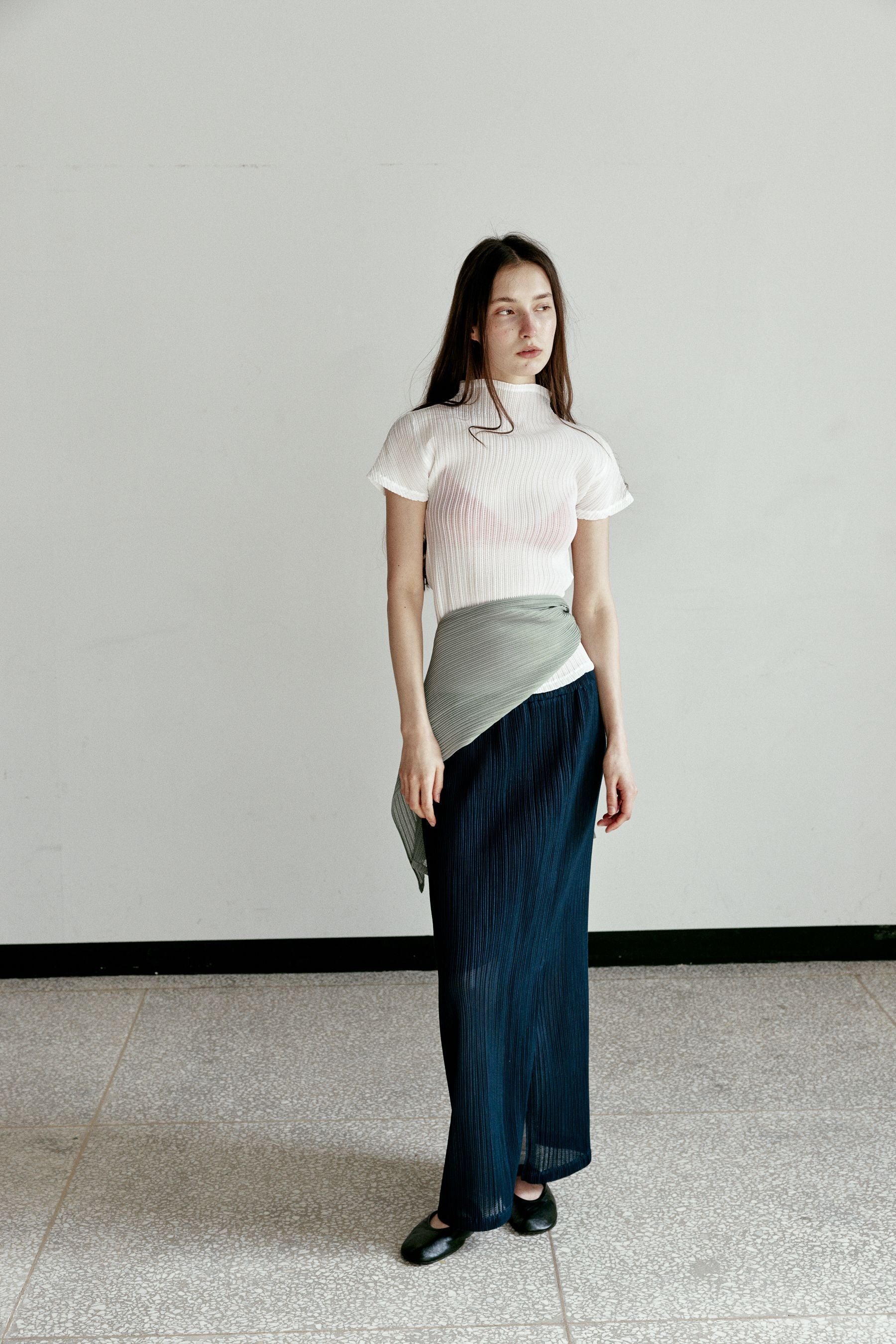 LE17SEPTEMBRE AUBE PLEATS MOCKNECK TOP [WHITE]