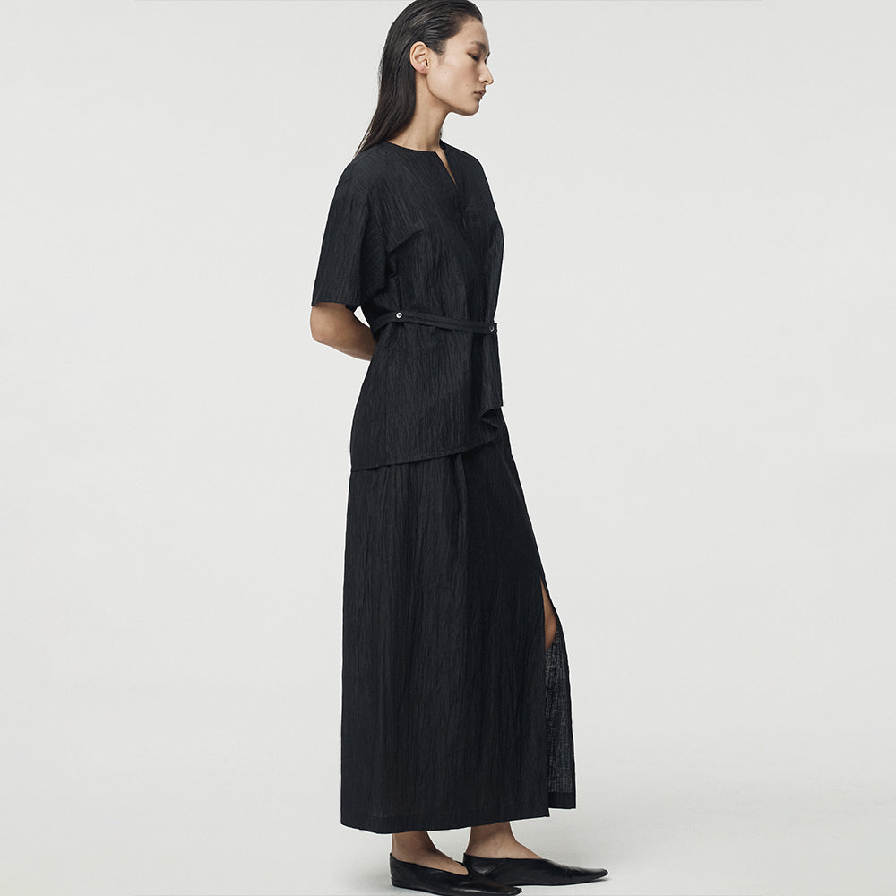 UMARMUNG Japanese Crinkled Linen Slit Neck Blouse_Raven