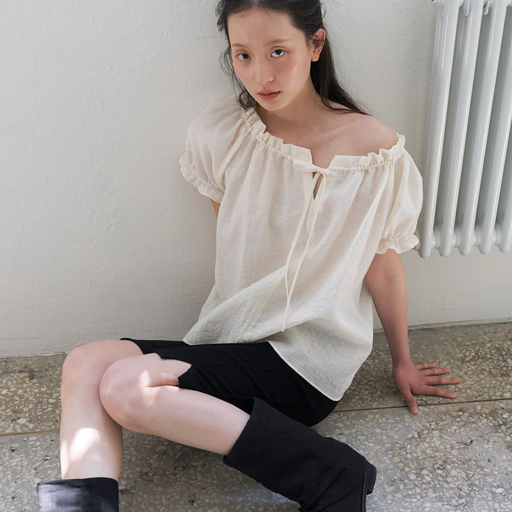 SO IR RUFFLE HEM SHIRRING BLOUSE - IVORY