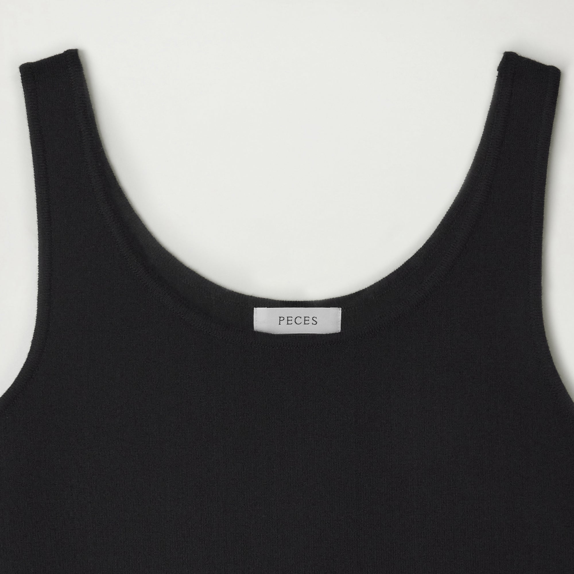 peces Foundation sleeveless (Black)