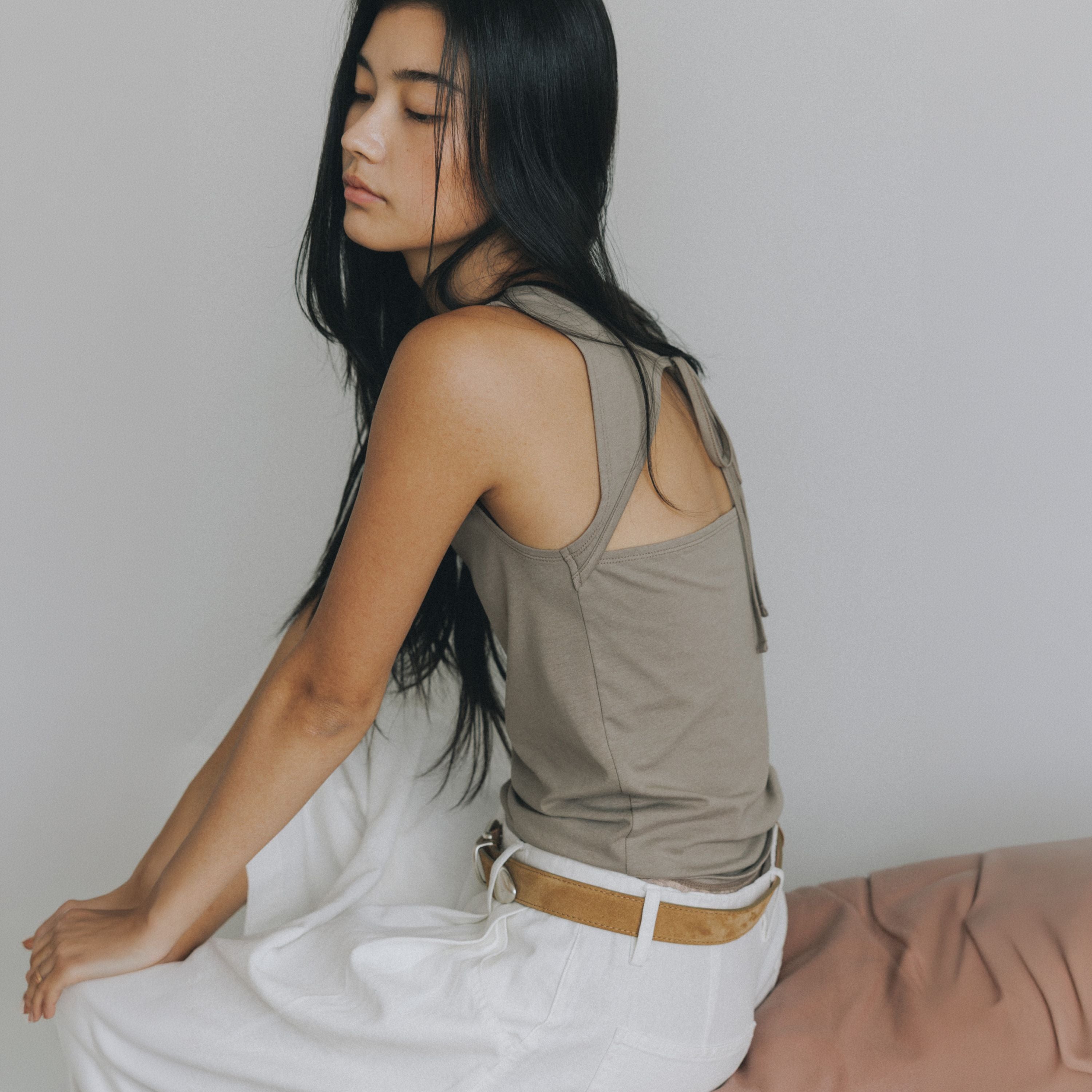 FARVEN NOIRA BACK RIBBON SLEEVELESS TOP_BEIGE