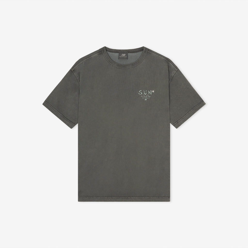 NEW BALANCE NBNEGCA013 / UNI sun kissed graphic short sleeve t-shirt (D/CHARCOAL)