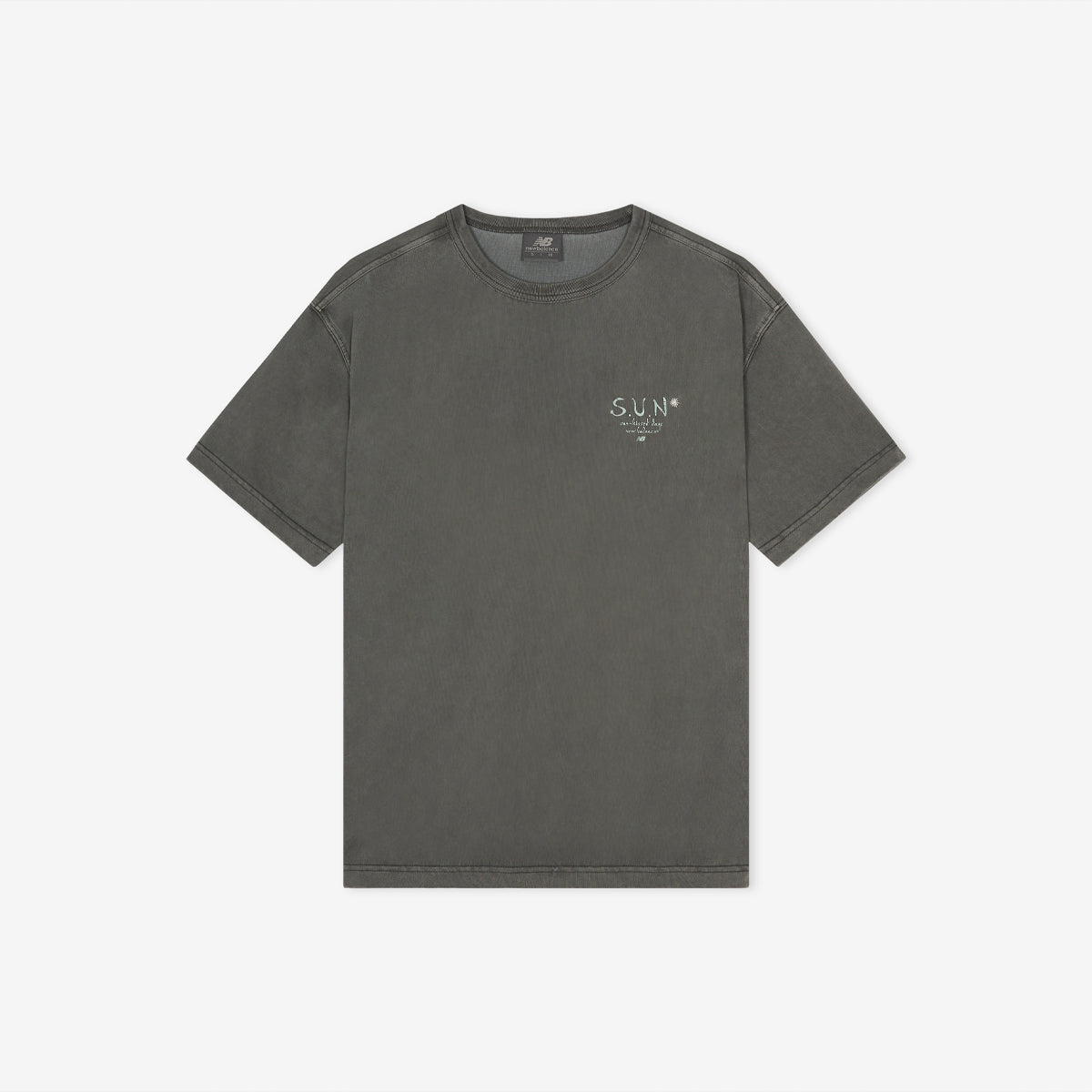 NEW BALANCE NBNEGCA013 / UNI sun kissed graphic short sleeve t-shirt (D/CHARCOAL)