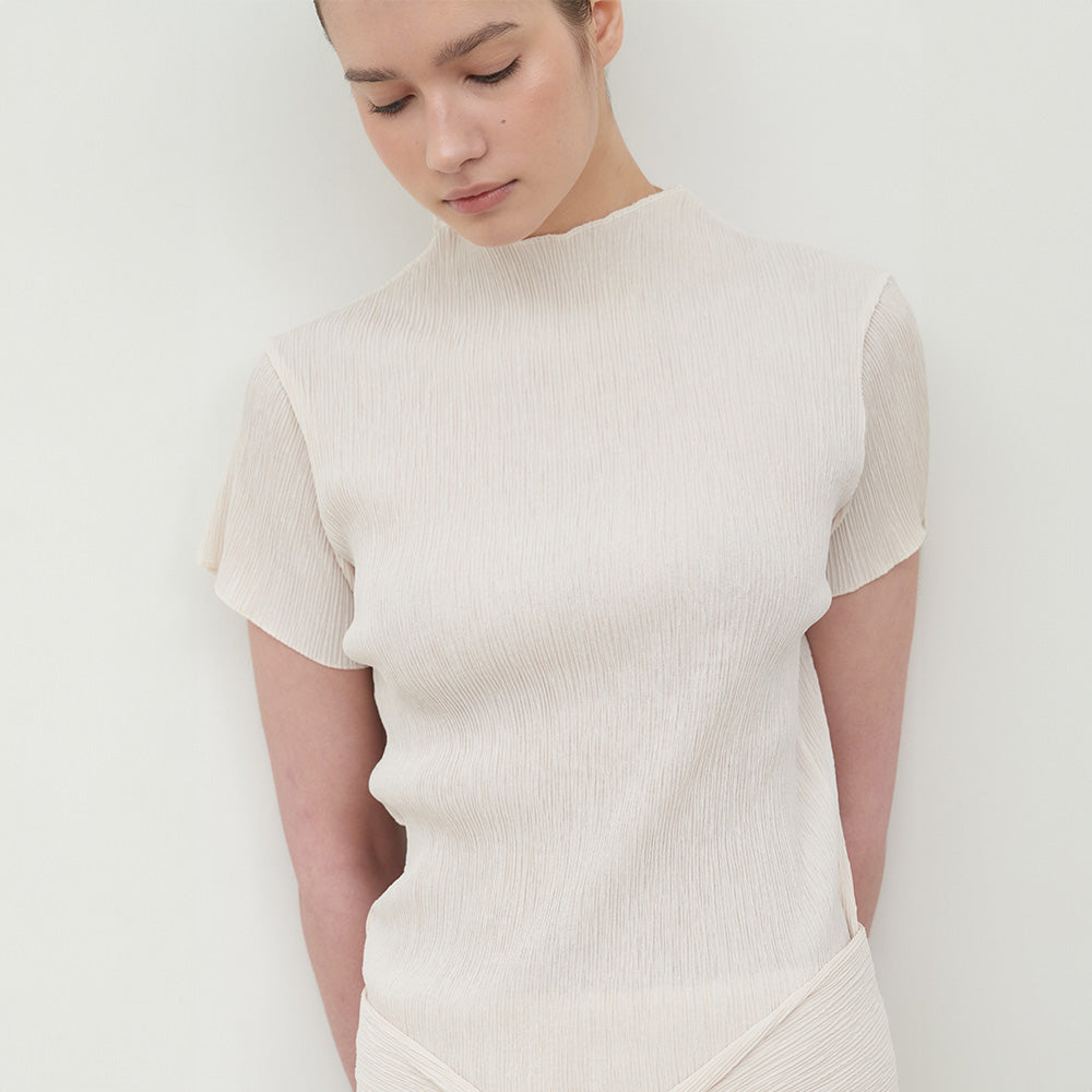 HOURMOND Airy Pleats Mock-neck Tee