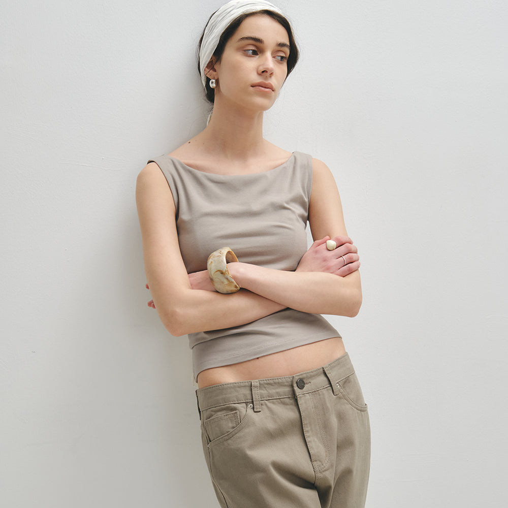 NOIRER FOR WOMEN Boat neck sleeveless t-shirt (ashed khaki)