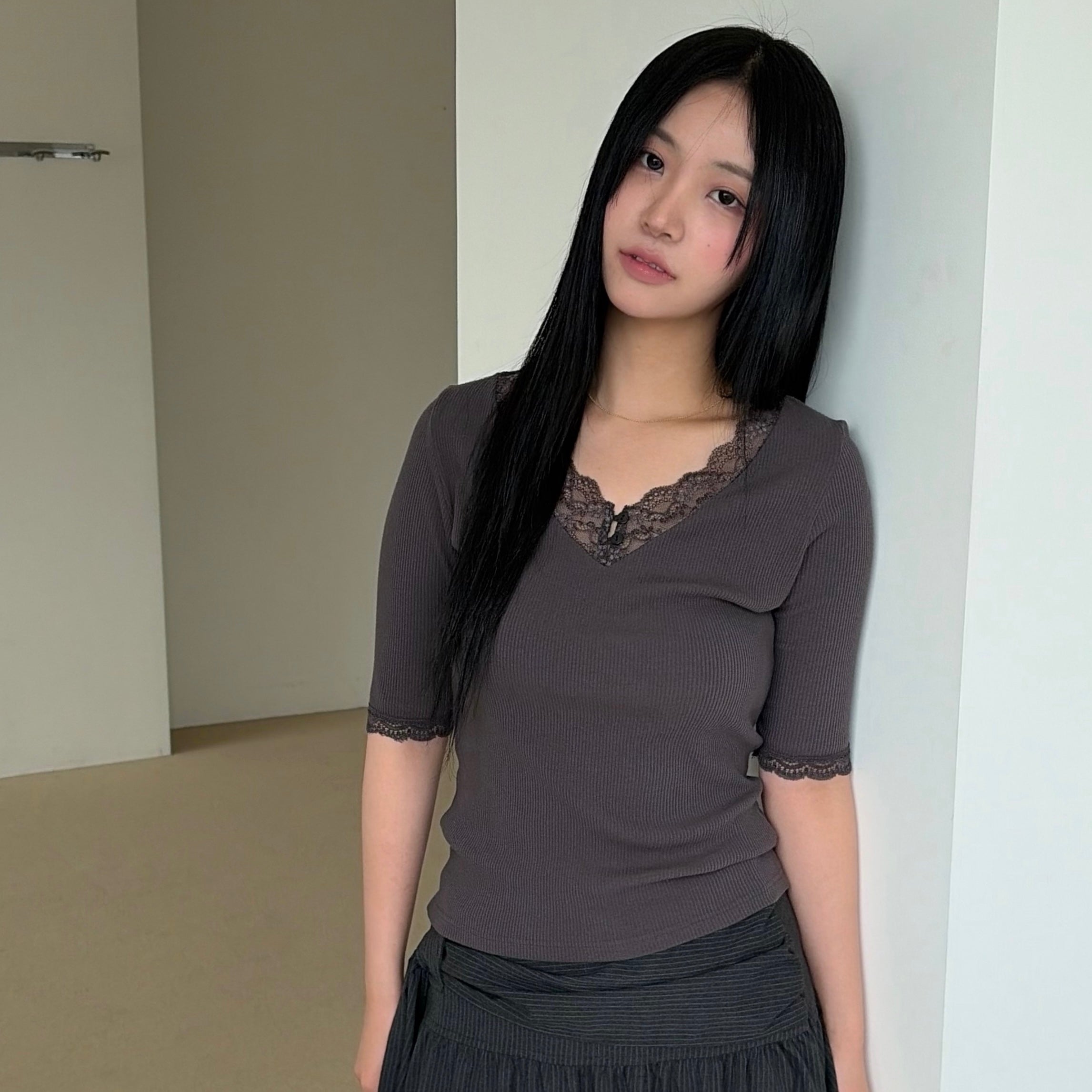 OURO ESSENTIAL LACE SLIP TEE [ CHARCOAL ]