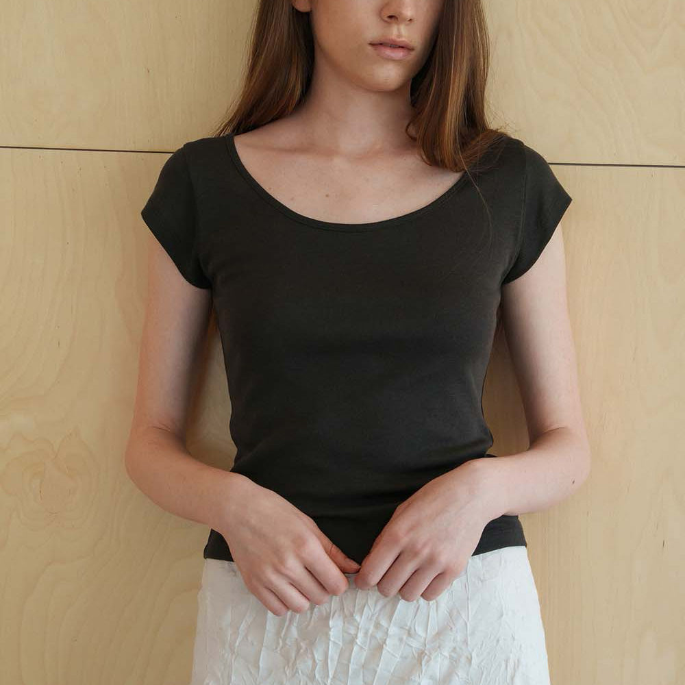 SEUREOUM Misty Scoop-neck Top_Charcoal