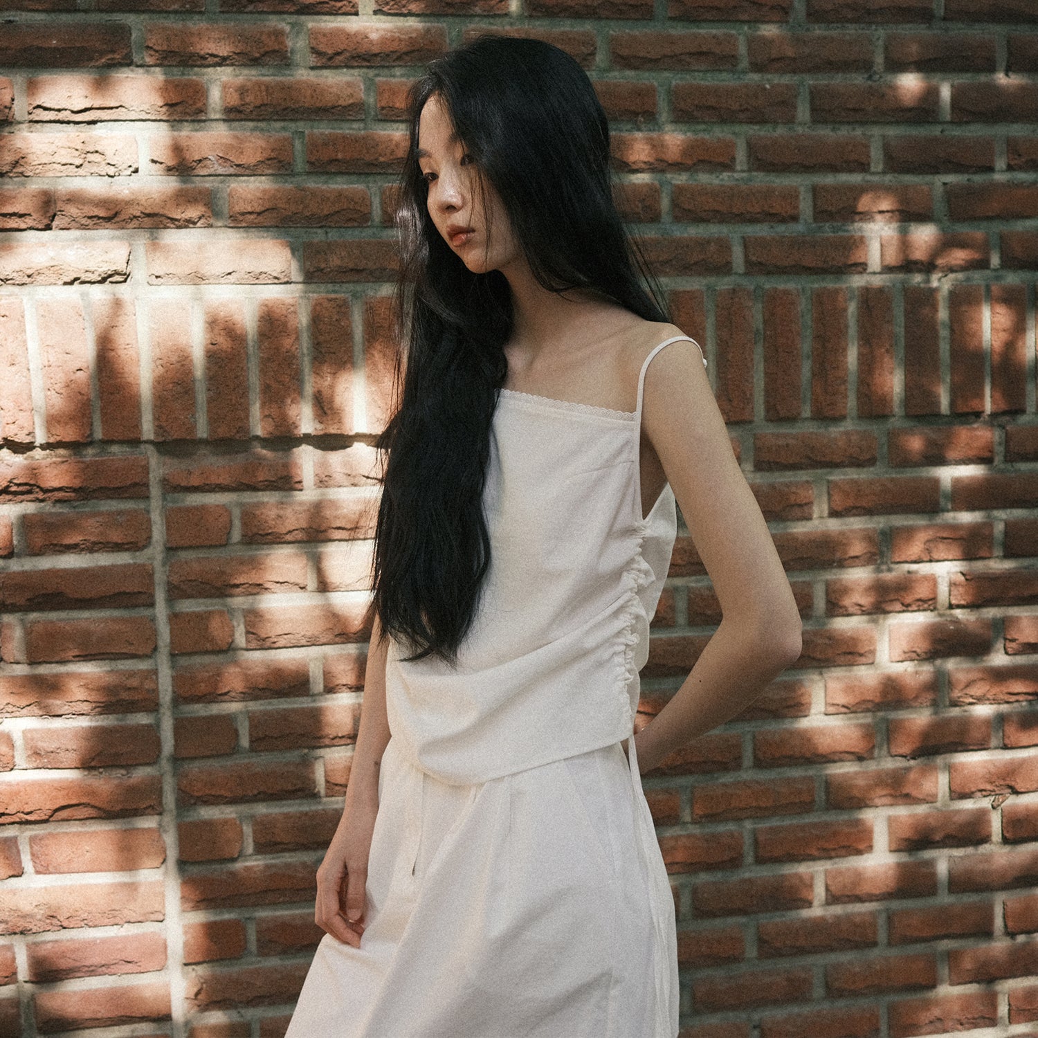 AUBE SEOUL STRING SLEEVELESS TOP [WHITE]