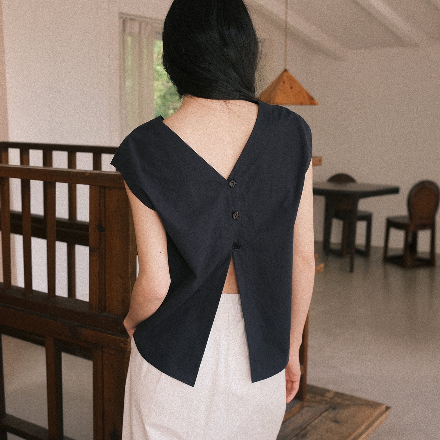AUBE SEOUL BACK BUTTON SLEEVELESS BLOUSE [NAVY]