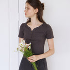 OURCOMOS comos 1421 henly-neck ribbed T-shirt (charcoal brown)
