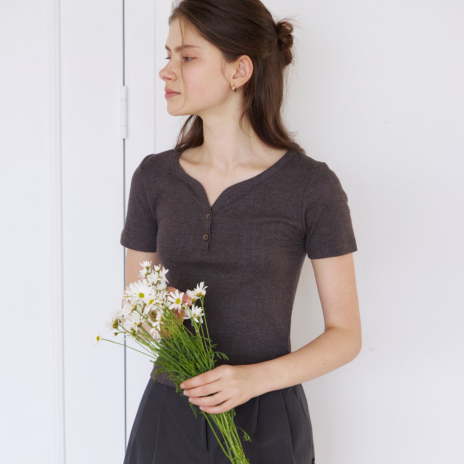OURCOMOS comos 1421 henly-neck ribbed T-shirt (charcoal brown)