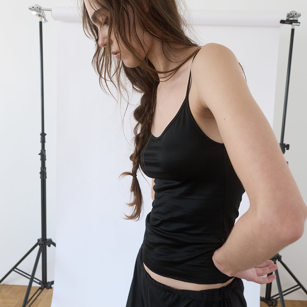 NOTHINGEVERYTHING CLASSIC SLEEVELESS TOP IN GLOSSY BLACK
