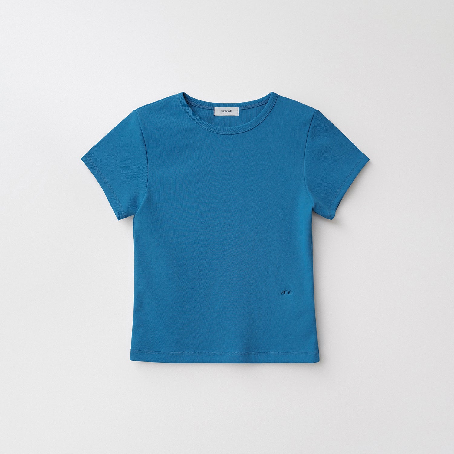 ANDNEEDS Bessette half tee (blue)