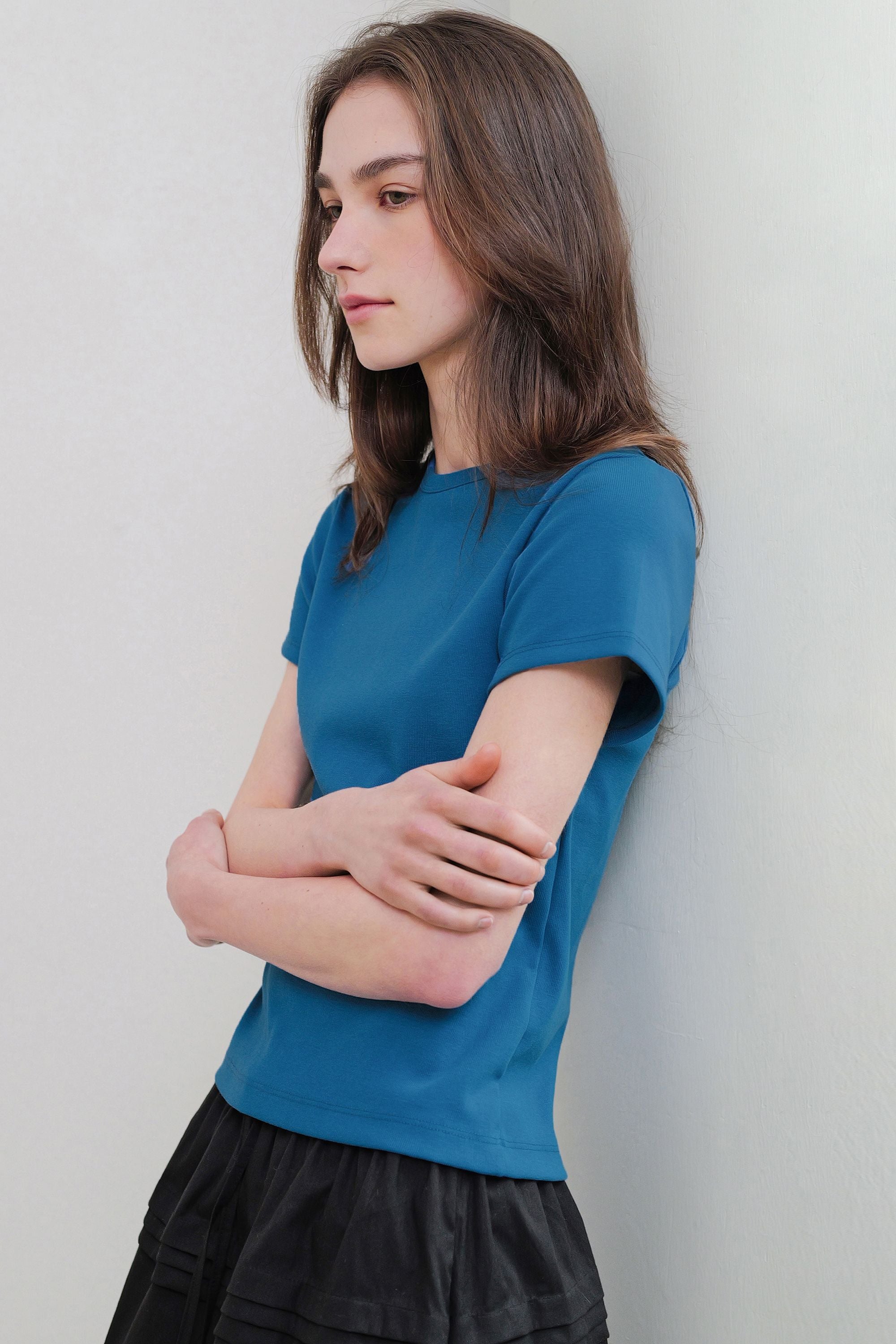 ANDNEEDS Bessette half tee (blue)