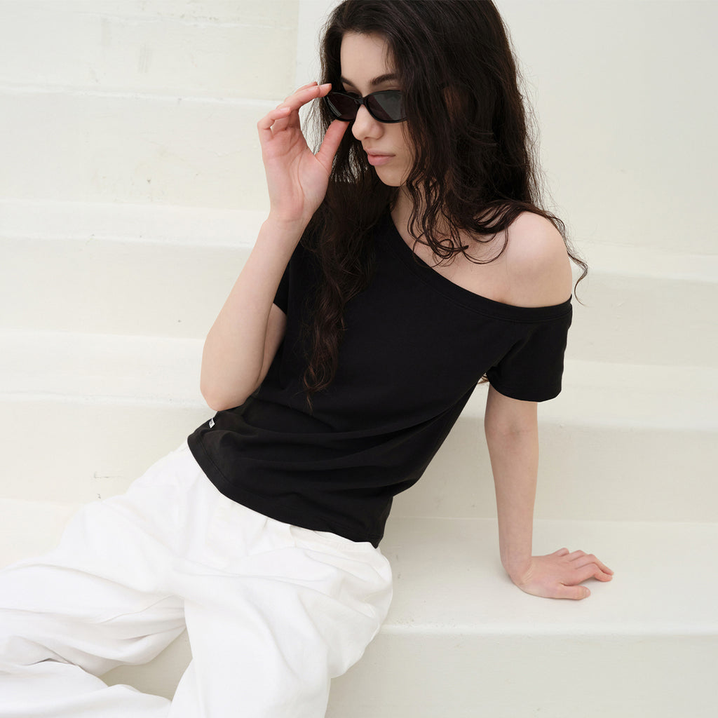 LEVAR Unbalanced Off-shoulder T-shirt - Black