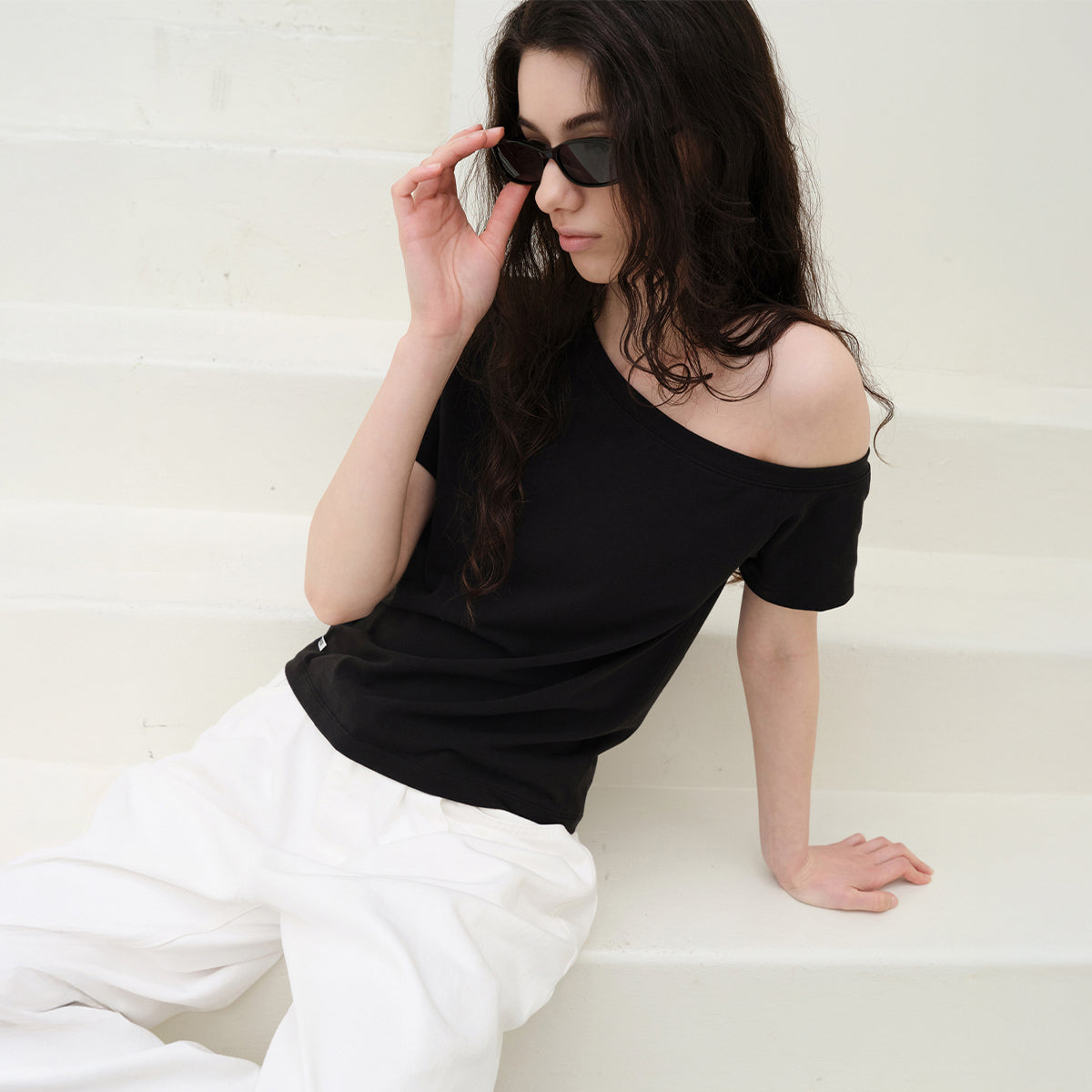 LEVAR Unbalanced Off-shoulder T-shirt - Black