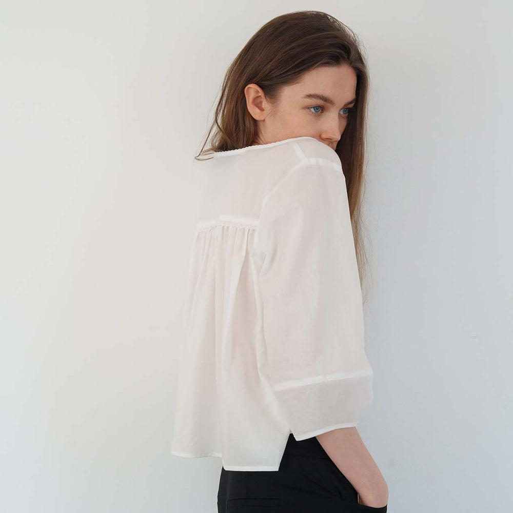 SEUREOUM [2nd]Hazel Pintuck Blouse_Ivory