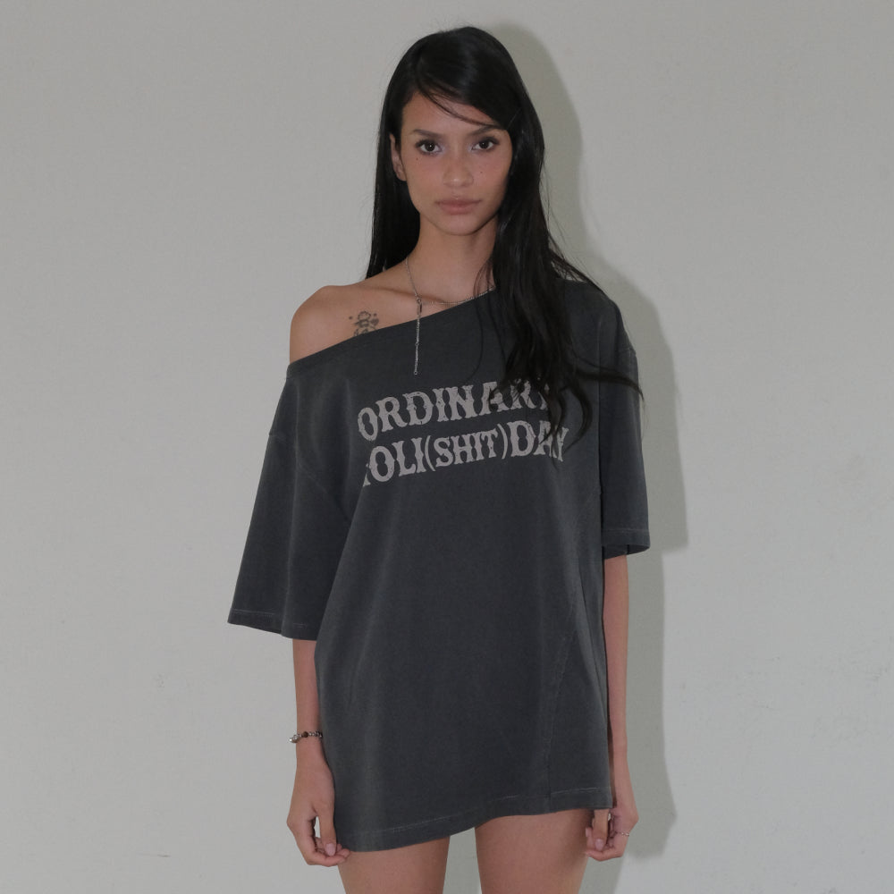 ORDINARY HOLIDAY ONE SHOULDER LOGO T-SHIRT [CHARCOAL]