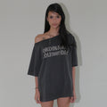 ORDINARY HOLIDAY ONE SHOULDER LOGO T-SHIRT [CHARCOAL]