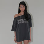 ORDINARY HOLIDAY ONE SHOULDER LOGO T-SHIRT [CHARCOAL]