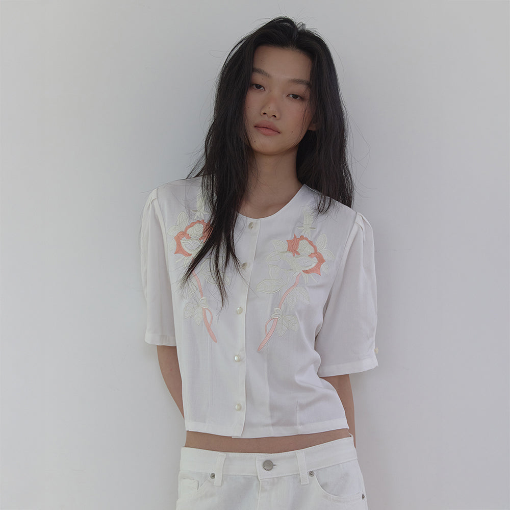 LONQUE FLORAL EMBROIDERY CROP BLOUSE (IVORY)