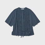 PARTIMENTO WOMEN FRILL TRIM HENLEY NECK TEE_BLUE GREY