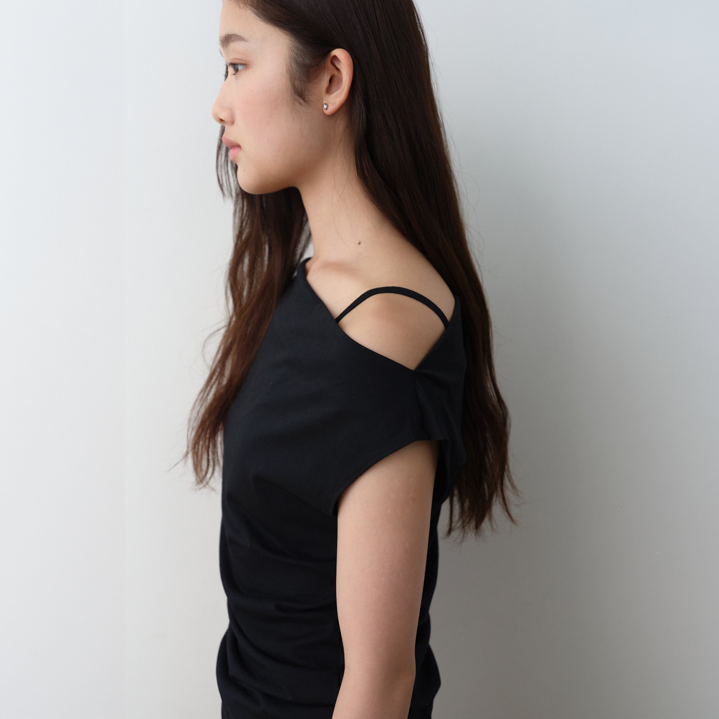 AREYOU SEOUL SIDE TUCK SLEEVELESS TOP, BLACK