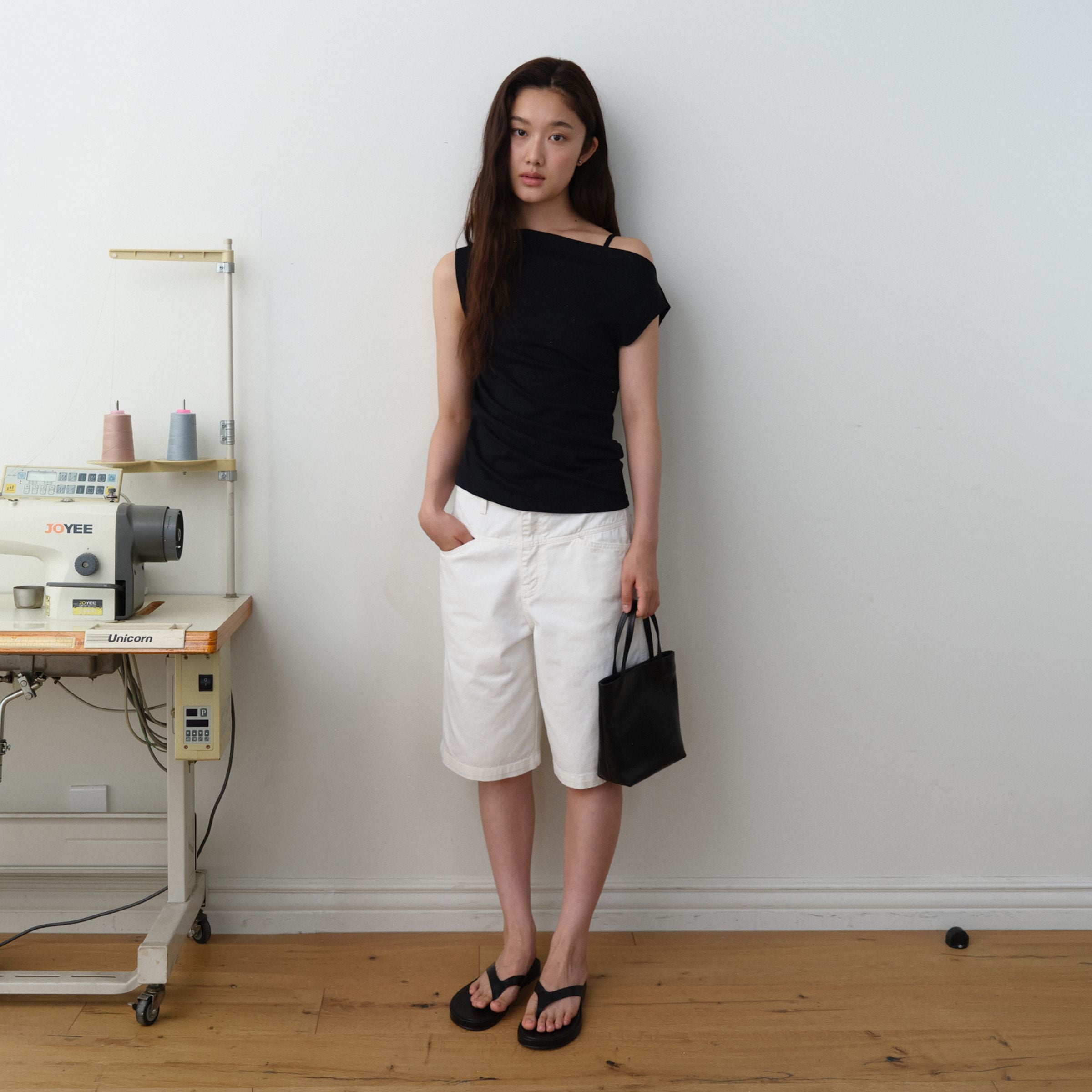 AREYOU SEOUL SIDE TUCK SLEEVELESS TOP, BLACK