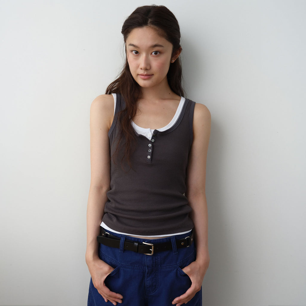 AREYOU SEOUL SLIM HENLEY SLEEVELESS TOP, CHARCOAL