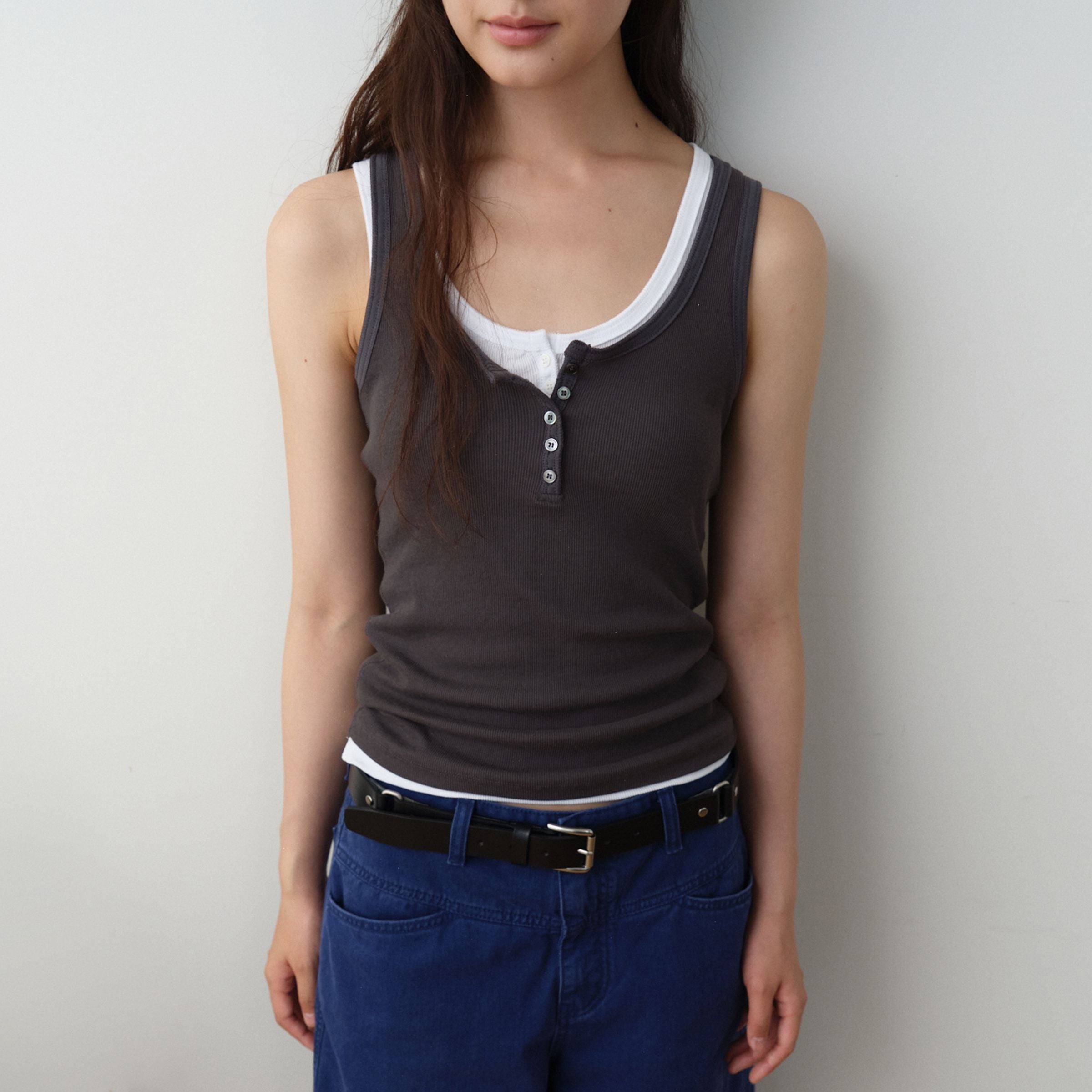 AREYOU SEOUL SLIM HENLEY SLEEVELESS TOP, CHARCOAL