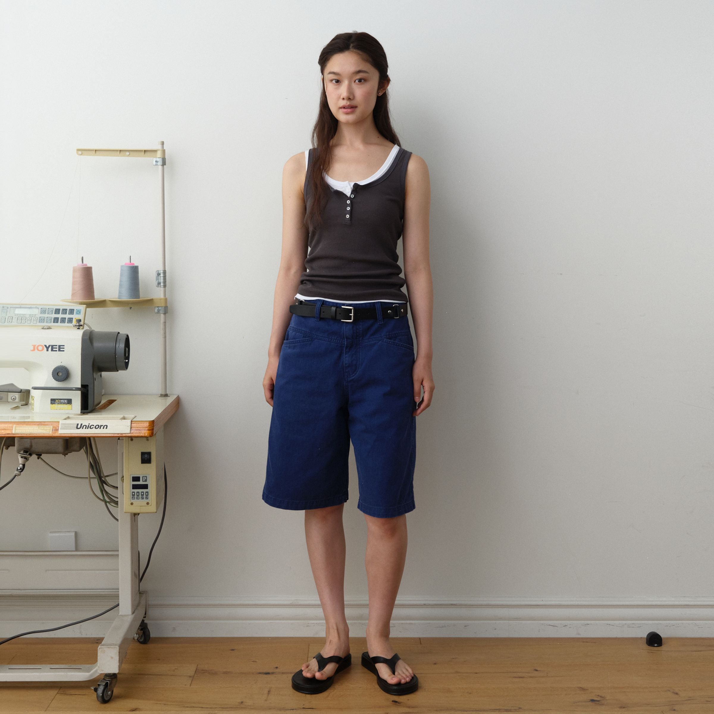 AREYOU SEOUL SLIM HENLEY SLEEVELESS TOP, CHARCOAL