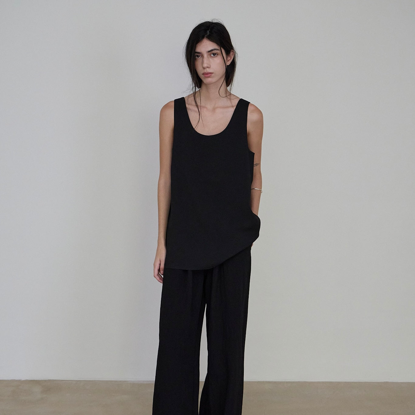 GARDER U neck Sleeveless (Black)