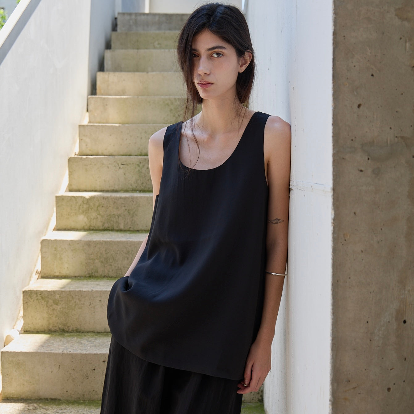 GARDER U neck Sleeveless (Black)