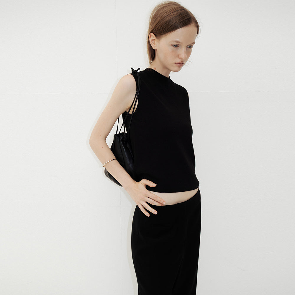 le ete Mock Sleeveless Knit in Black