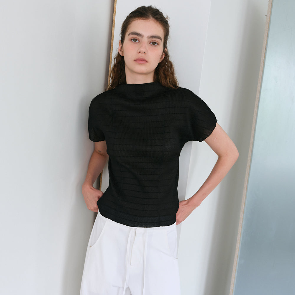 AUBOUR pleats seam half blouse (black)