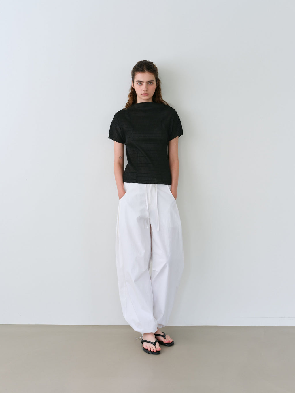 AUBOUR pleats seam half blouse (black)